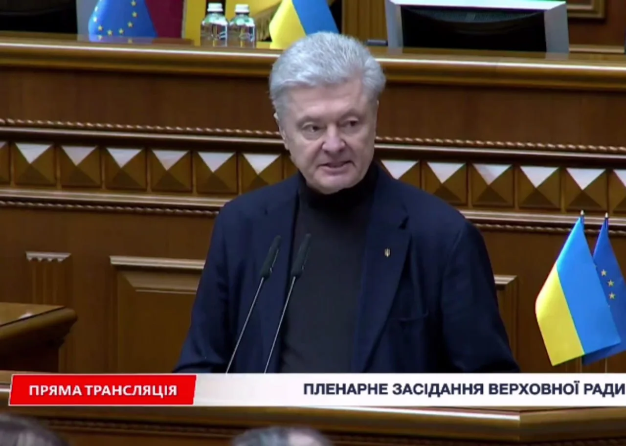 Сегодня с трибуны ВР Порошенко, при каденции которого из-за взрывов на складах Украина потеряла почти 40% запасов боеприпасов, требовал извинений за "неготовность к войне"