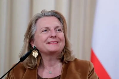 Таємно тікала з двома поні: ЗМІ розкрили, як зараз живе австрійська "подруга" Путіна