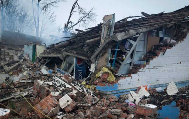 Росіяни скинули бомбу на магазин у Сумській області, коли у ньому були люди: є жертви